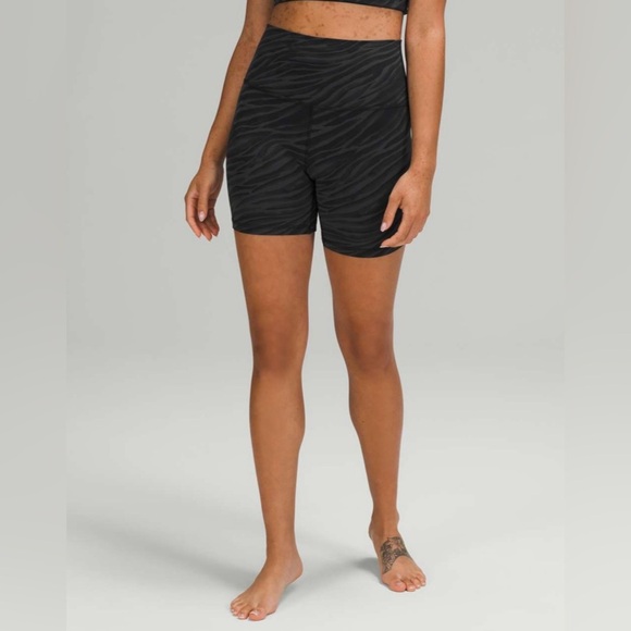 Lululemon Align Short 6" in Le Tigre Camo Deep Coal Multi - Picture 3 of 6